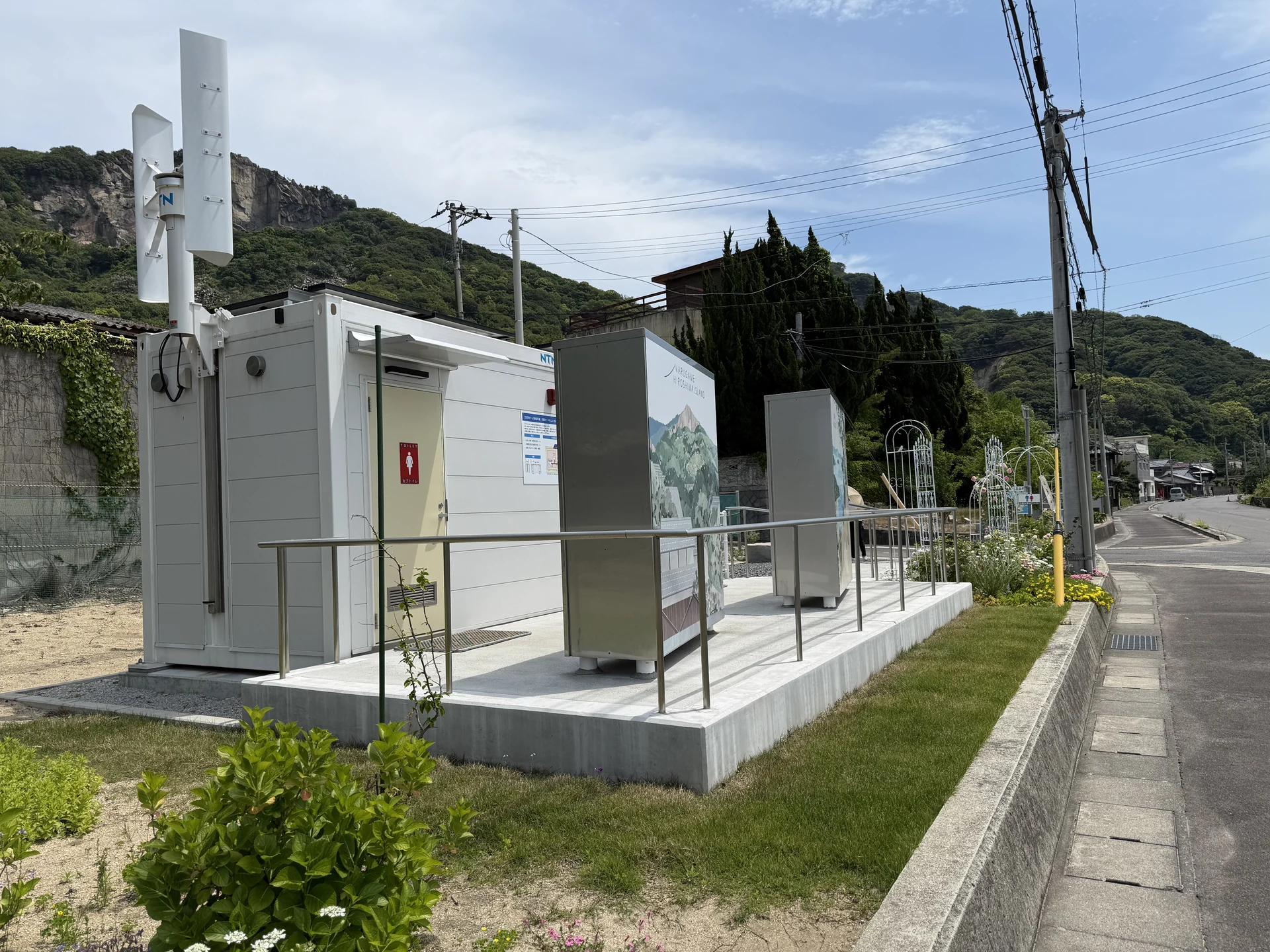 広島町に設置された循環式トイレの外観